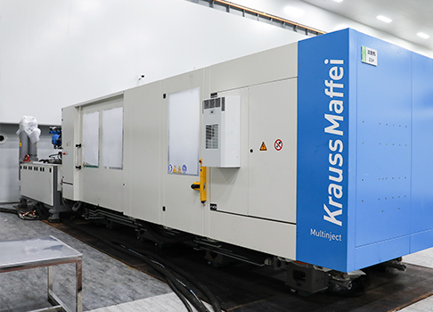 KraussMaffei's injection molding machine & automatic extruder